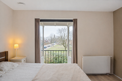 Rustige slaapkamer met uitzicht op straat (1).png